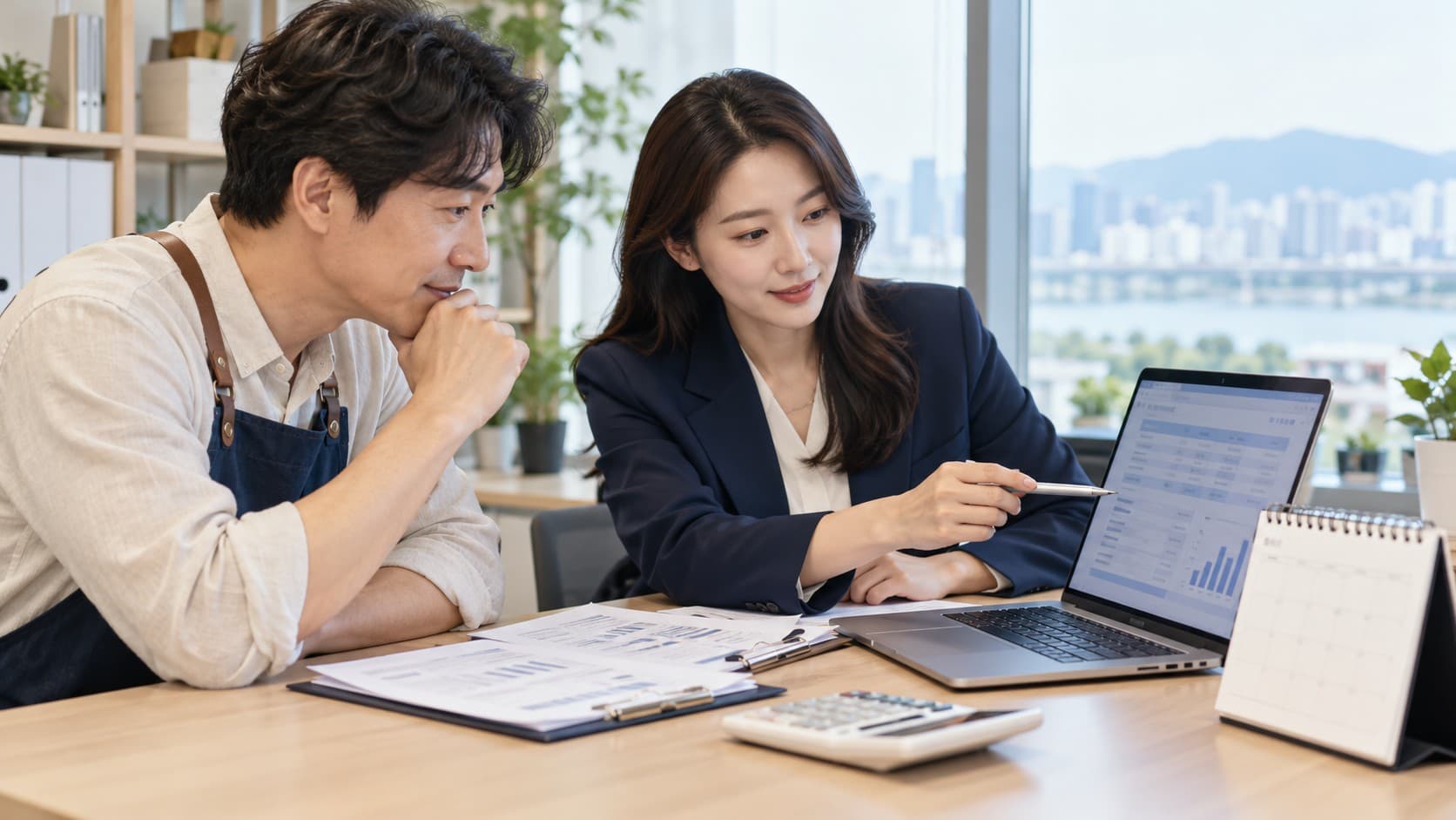 원천세신고를 위해 세무사와 사업자가 납부 자료를 확인하는 모습